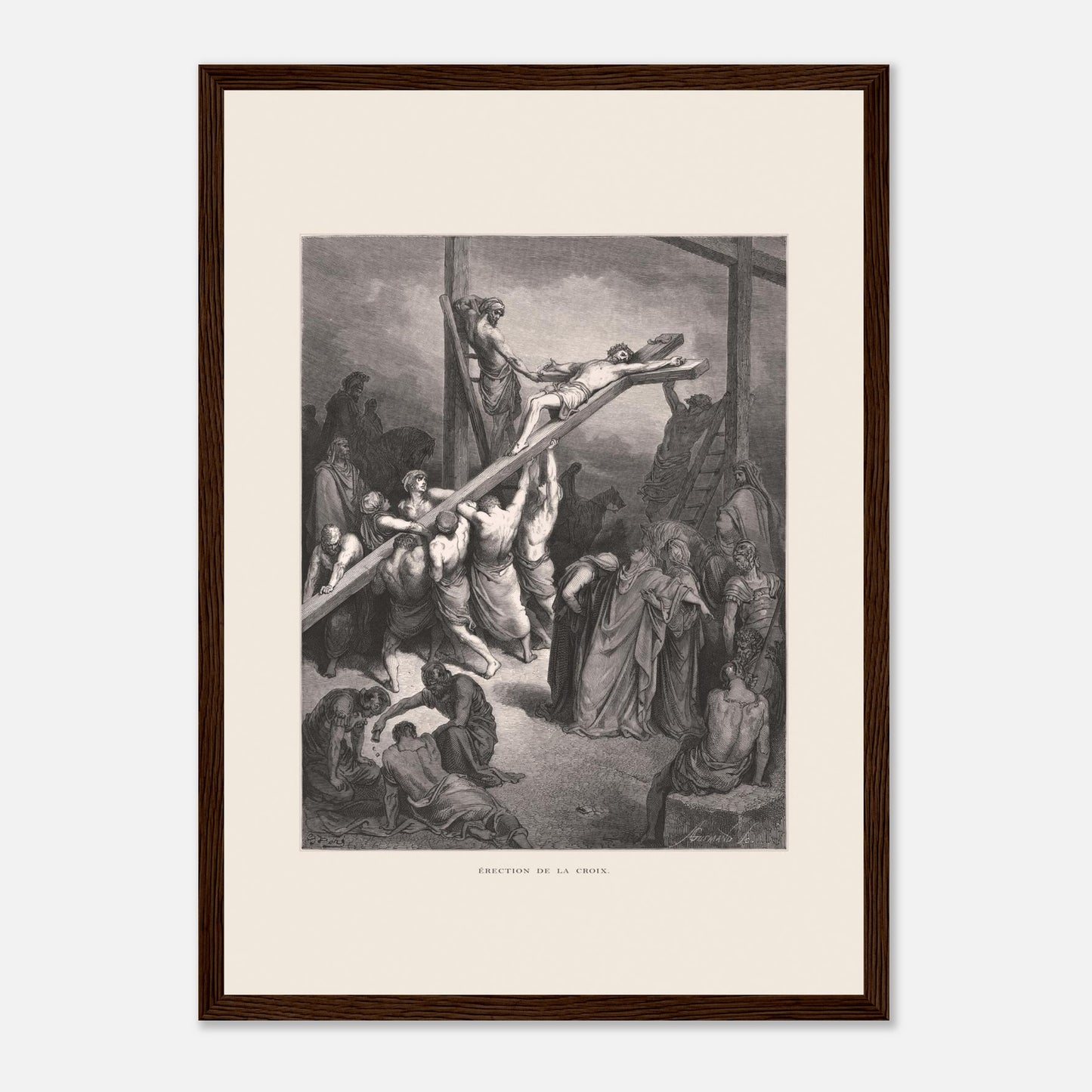 Érection de la croix — Illustration de Gustave Doré (1866) (29,7x42 cm (A3) / Cadre bois foncé). Gravure de Gustave Doré montrant plusieurs hommes levant et fixant une croix sur laquelle est attaché Jésus, avec une foule observant autour.