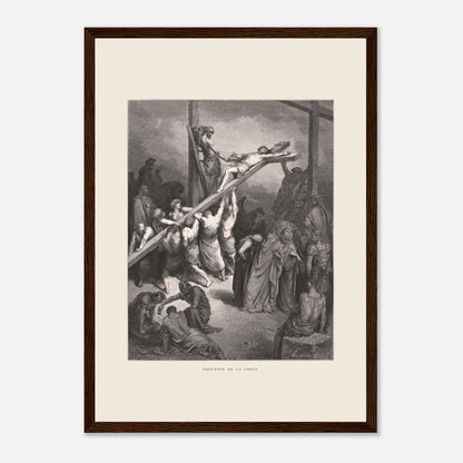 Érection de la croix — Illustration de Gustave Doré (1866) (29,7x42 cm (A3) / Cadre bois foncé). Gravure de Gustave Doré montrant plusieurs hommes levant et fixant une croix sur laquelle est attaché Jésus, avec une foule observant autour.