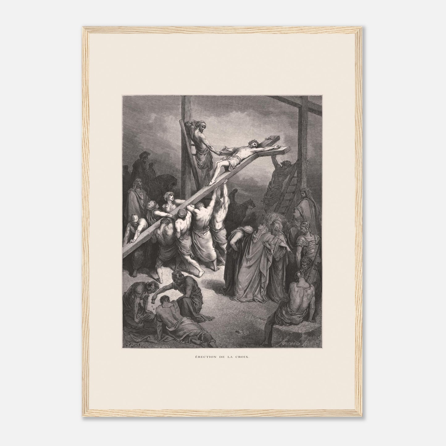 Érection de la croix — Illustration de Gustave Doré (1866) (42x59,4 cm (A2) / Cadre bois clair). Gravure de Gustave Doré montrant plusieurs hommes levant et fixant une croix sur laquelle est attaché Jésus, avec une foule observant autour.