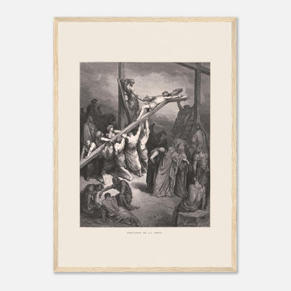 Érection de la croix — Illustration de Gustave Doré (1866) (42x59,4 cm (A2) / Cadre bois clair). Gravure de Gustave Doré montrant plusieurs hommes levant et fixant une croix sur laquelle est attaché Jésus, avec une foule observant autour.