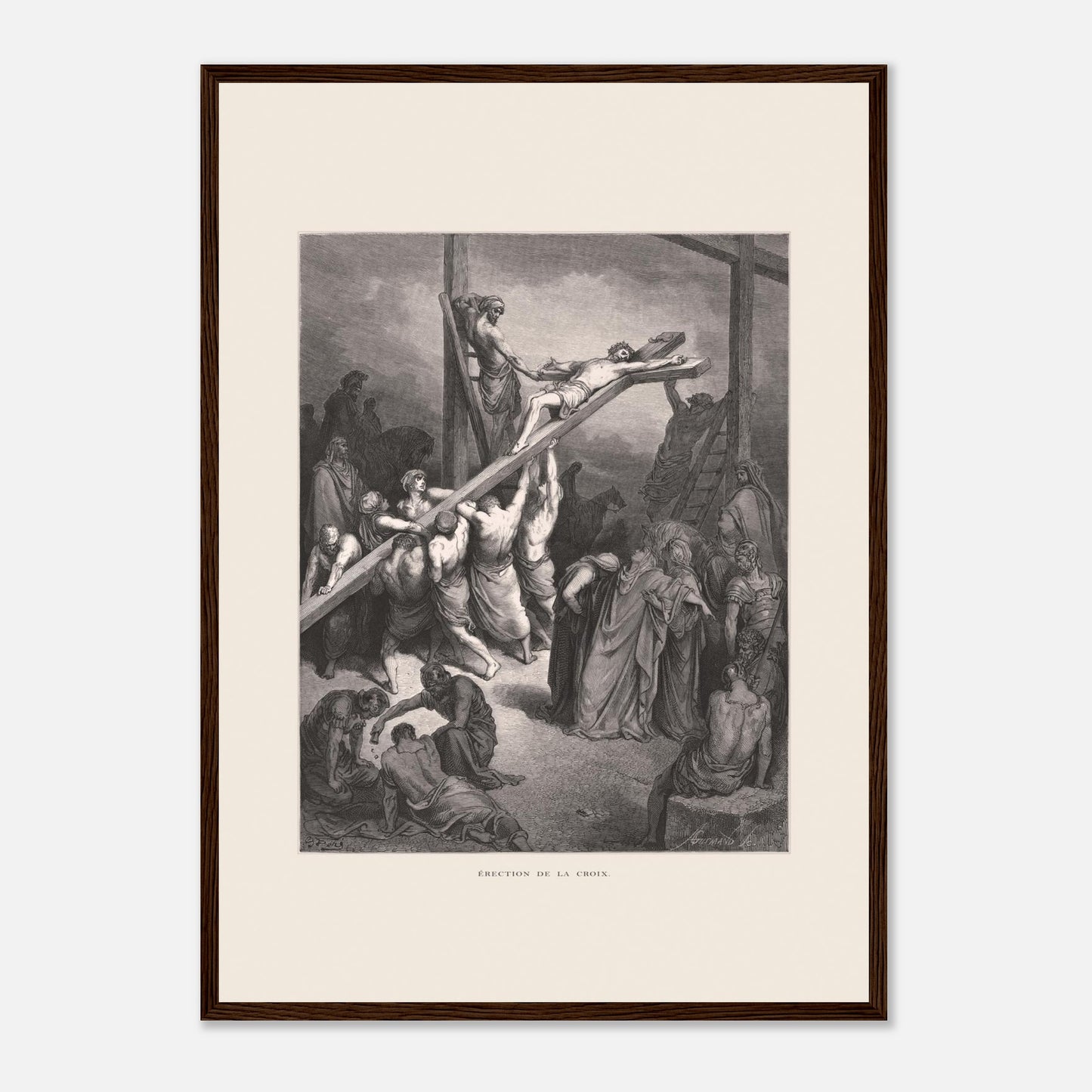 Érection de la croix — Illustration de Gustave Doré (1866) (42x59,4 cm (A2) / Cadre bois foncé). Gravure de Gustave Doré montrant plusieurs hommes levant et fixant une croix sur laquelle est attaché Jésus, avec une foule observant autour.