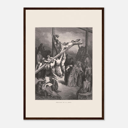 Érection de la croix — Illustration de Gustave Doré (1866) (42x59,4 cm (A2) / Cadre bois foncé). Gravure de Gustave Doré montrant plusieurs hommes levant et fixant une croix sur laquelle est attaché Jésus, avec une foule observant autour.