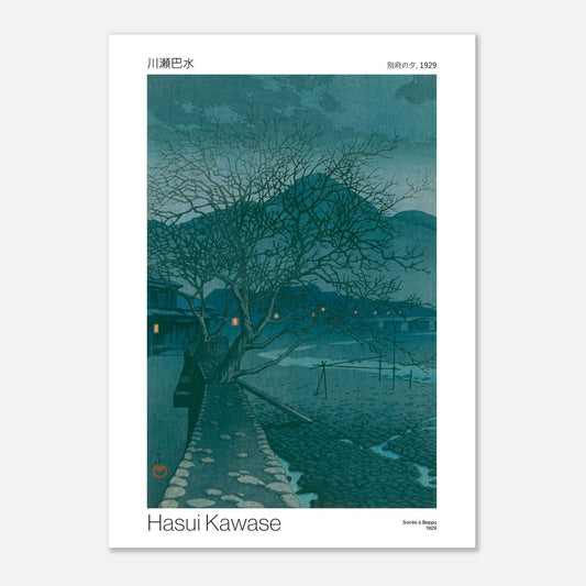 Estampe ancienne : Soirée à Beppu par Hasui Kawase (50x70 cm). Estampe japonaise représentant un paysage crépusculaire avec un arbre dénudé sur une route pavée, des maisons éclairées et des collines en arrière-plan, par Hasui Kawase.
