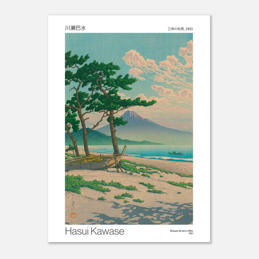 Estampe Bosquet de pins à Miho par Hasui Kawase (50x70 cm). Estampe japonaise de Hasui Kawase représentant un paysage côtier avec des pins, le mont Fuji à l'horizon, une barque sur le sable et la mer.