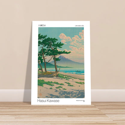 Estampe Bosquet de pins à Miho par Hasui Kawase. Estampe japonaise de Hasui Kawase représentant un paysage côtier avec des pins, le mont Fuji à l'horizon, une barque sur le sable et la mer. Image d'illustration 7