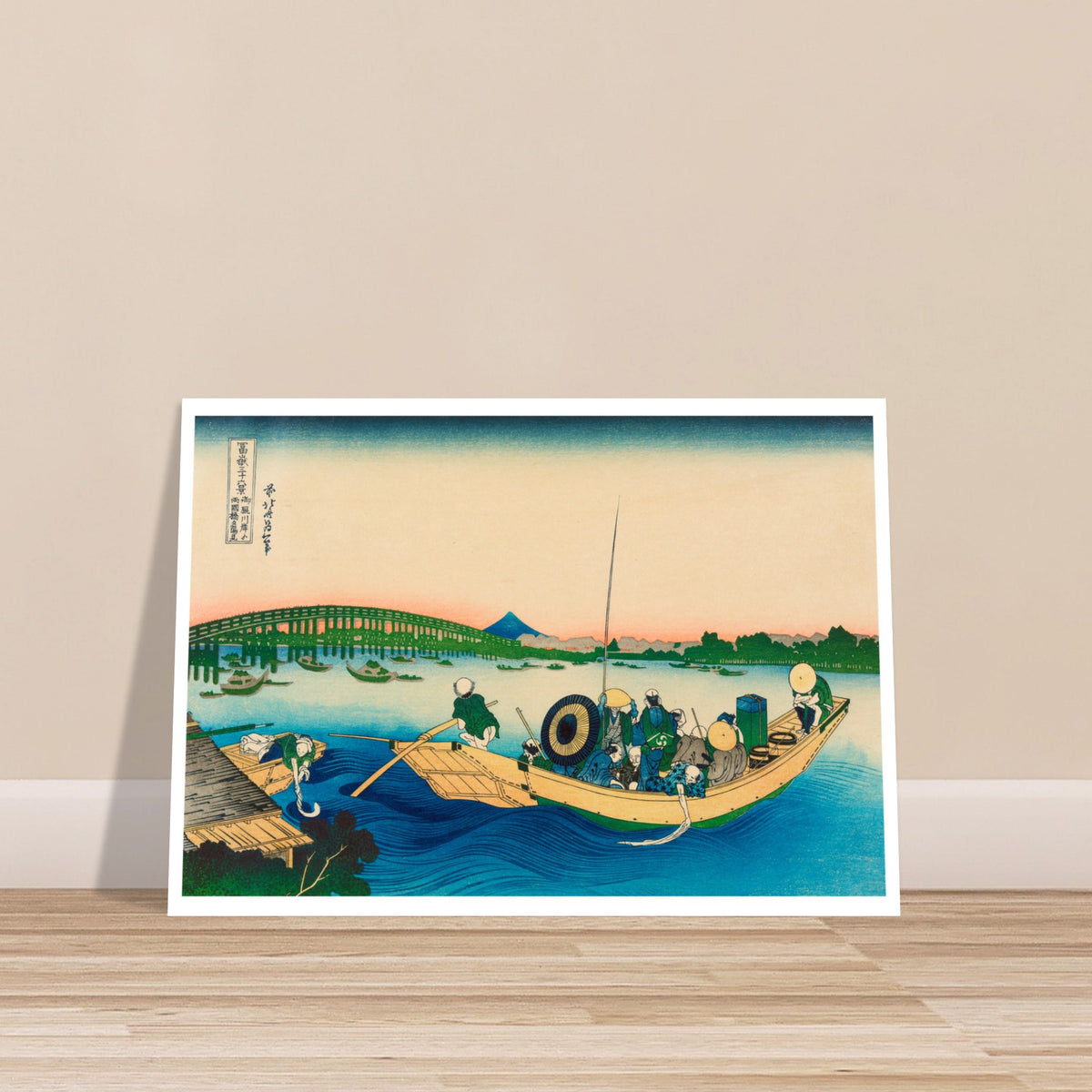 Ukiyo-e Stich Sonnenuntergang in Onmayagashi - Katsushika Hokusai. Ukiyo-e-Holzschnitt von Katsushika Hokusai, der einen Sonnenuntergang über einem Fluss mit einer grünen Brücke im Hintergrund und Bootsilhouetten darstellt.