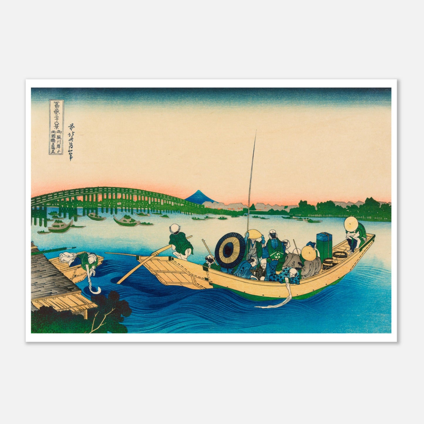 Gravure ukiyo-e Coucher de soleil à Onmayagashi - Katsushika Hokusai (29,7x42 cm (A3)). Estampe ukiyo-e de Katsushika Hokusai représentant un coucher de soleil sur une rivière, avec un pont vert en arrière-plan et des silhouettes de bateaux.