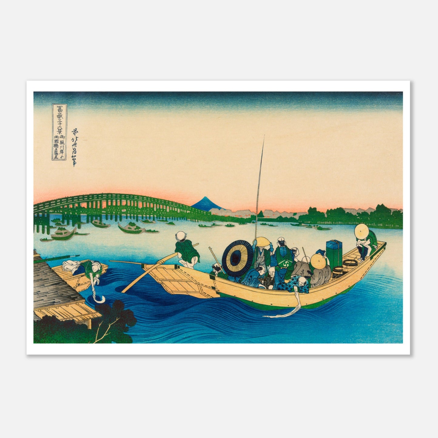 Gravure ukiyo-e Coucher de soleil à Onmayagashi - Katsushika Hokusai (50x70 cm). Estampe ukiyo-e de Katsushika Hokusai représentant un coucher de soleil sur une rivière, avec un pont vert en arrière-plan et des silhouettes de bateaux.