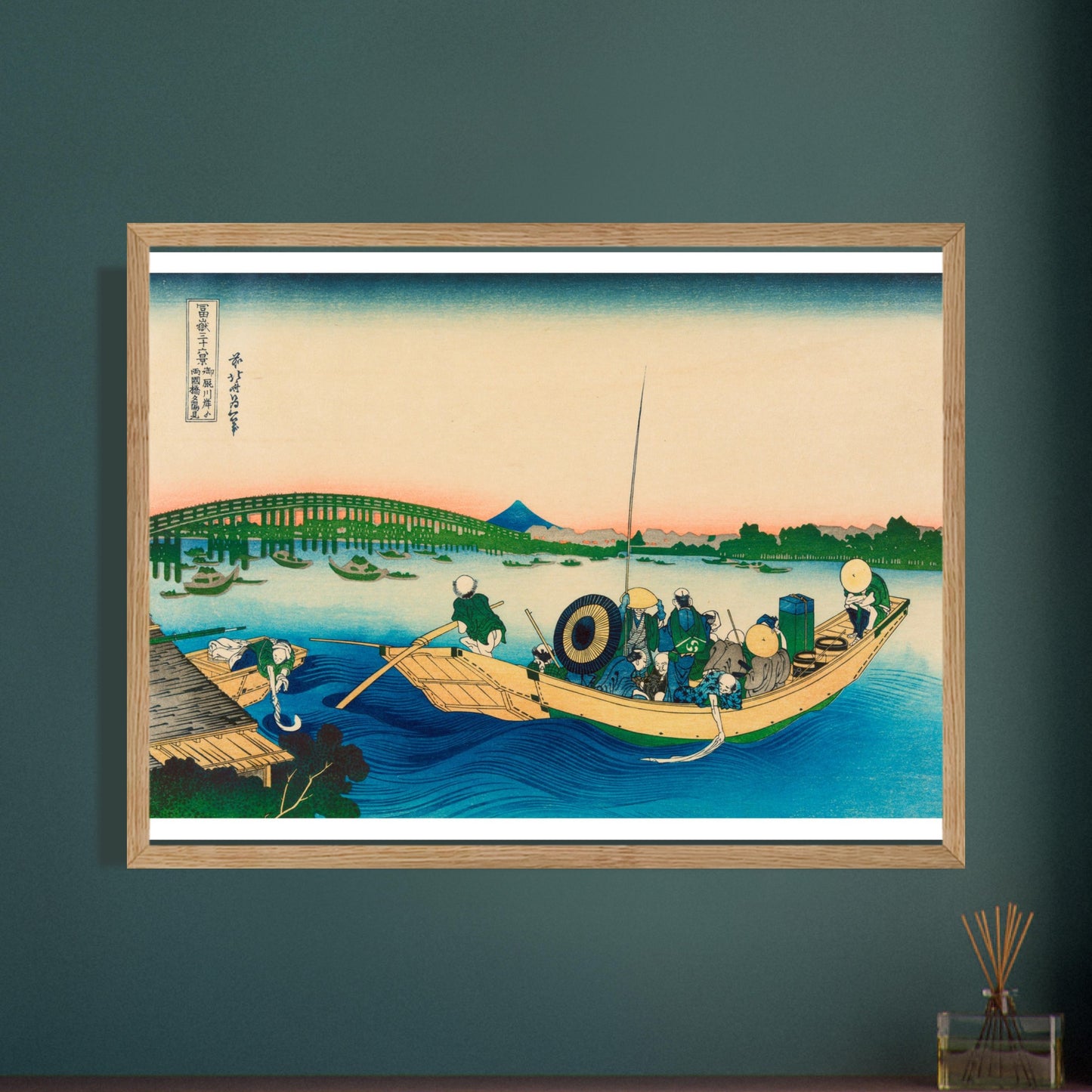 Gravure ukiyo-e Coucher de soleil à Onmayagashi - Katsushika Hokusai. Estampe ukiyo-e de Katsushika Hokusai représentant un coucher de soleil sur une rivière, avec un pont vert en arrière-plan et des silhouettes de bateaux. Image d'illustration 9
