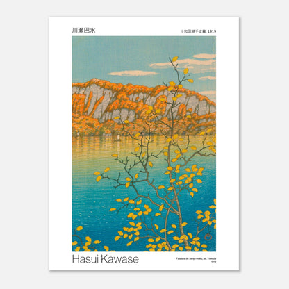 Estampe des falaises de Senjo-maku au lac Towada, Hasui Kawase (30x40 cm). Reproduction d'une estampe japonaise de 1919 par Hasui Kawase, paysage de lac avec des falaises dorées, un arbre aux feuilles jaunes et un ciel bleu.
