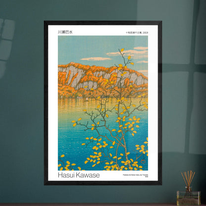 Estampe des falaises de Senjo-maku au lac Towada, Hasui Kawase. Reproduction d'une estampe japonaise de 1919 par Hasui Kawase, paysage de lac avec des falaises dorées, un arbre aux feuilles jaunes et un ciel bleu. Image d'illustration 9