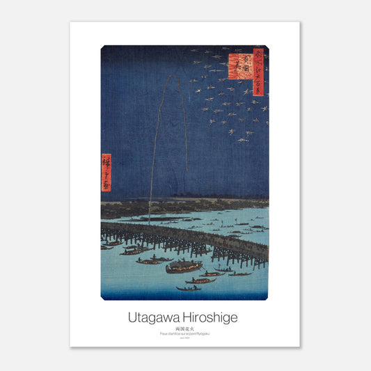 Estampe Feux d'artifice sur le pont Ryōgoku - Utagawa Hiroshige (29,7x42 cm (A3)). Estampe japonaise ukiyo-e par Utagawa Hiroshige représentant des feux d'artifice au-dessus du pont Ryōgoku avec des bateaux sur la rivière et des caractères japonais dans des blocs rouges.