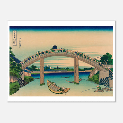 Planche ukiyo-e Le Fuji sous le pont Mannen à Fukagawa - Hokusai (60x80 cm). Estampe ukiyo-e de Katsushika Hokusai montrant un pont arqué au-dessus d'une rivière, avec des bateaux, des pêcheurs et le mont Fuji en arrière-plan.