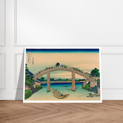 Planche ukiyo-e Le Fuji sous le pont Mannen à Fukagawa - Hokusai. Estampe ukiyo-e de Katsushika Hokusai montrant un pont arqué au-dessus d'une rivière, avec des bateaux, des pêcheurs et le mont Fuji en arrière-plan. Image d'illustration 7