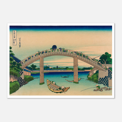 Planche ukiyo-e Le Fuji sous le pont Mannen à Fukagawa - Hokusai (70x100 cm). Estampe ukiyo-e de Katsushika Hokusai montrant un pont arqué au-dessus d'une rivière, avec des bateaux, des pêcheurs et le mont Fuji en arrière-plan.