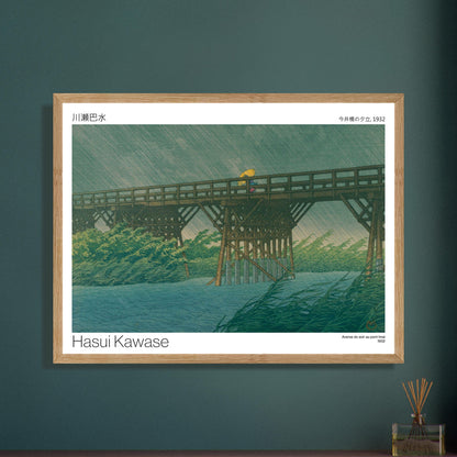 Gravure japonaise : Averse du soir au pont Imai par Hasui Kawase. Un pont en bois traverse une rivière agitée par une averse, avec des roseaux balayés par le vent et une personne tenant un parapluie jaune. Image d'illustration 8