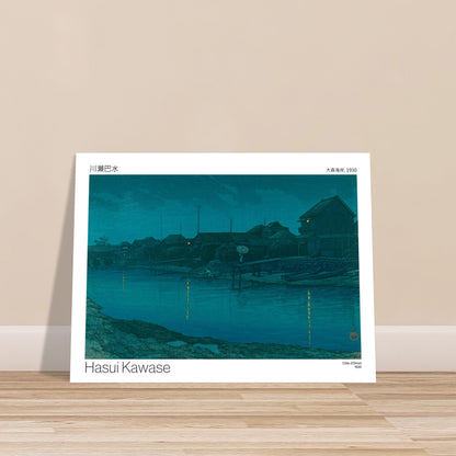 Estampe japonaise : Côte d'Omori par Hasui Kawase. Scène nocturne d'un village côtier avec des maisons illuminées, des bateaux amarrés et des reflets sur l'eau calme. Image d'illustration 8