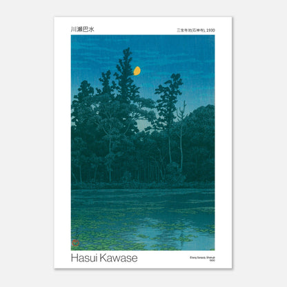 Estampe ancienne : Étang Sanpoji à Shakujii par Hasui Kawase (21x29,7 cm (A4)). Estampe japonaise d'un étang paisible entouré d'arbres, avec des nénuphars sur l'eau et une lune jaune dans le ciel nocturne.