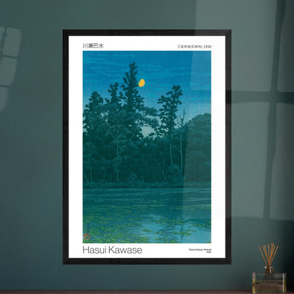 Estampe ancienne : Étang Sanpoji à Shakujii par Hasui Kawase. Estampe japonaise d'un étang paisible entouré d'arbres, avec des nénuphars sur l'eau et une lune jaune dans le ciel nocturne. Image d'illustration 8