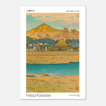 Planche ancienne : Hiver à Kamigamo, Kyoto, 1933 par Hasui Kawase (21x29,7 cm (A4)). Reproduction d'une estampe japonaise montrant un village avec des maisons traditionnelles au pied d'une montagne, avec une rivière en premier plan et des arbres aux teintes automnales, par Hasui Kawase, intitulée 'Hiver à Kamigamo, Kyoto, 1933'.