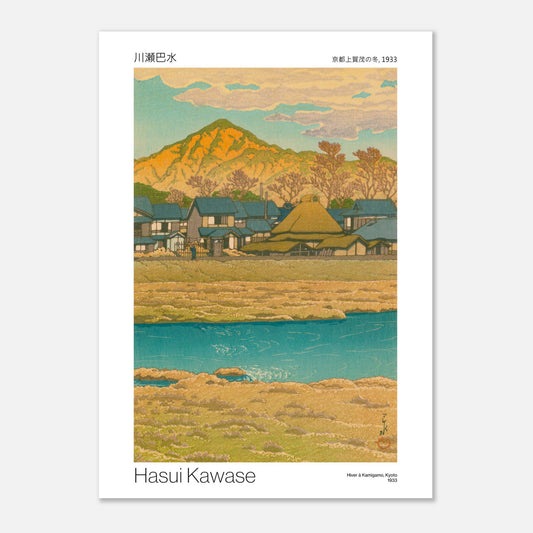 Planche ancienne : Hiver à Kamigamo, Kyoto, 1933 par Hasui Kawase (50x70 cm). Reproduction d'une estampe japonaise montrant un village avec des maisons traditionnelles au pied d'une montagne, avec une rivière en premier plan et des arbres aux teintes automnales, par Hasui Kawase, intitulée 'Hiver à Kamigamo, Kyoto, 1933'.