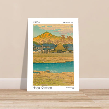 Planche ancienne : Hiver à Kamigamo, Kyoto, 1933 par Hasui Kawase. Reproduction d'une estampe japonaise montrant un village avec des maisons traditionnelles au pied d'une montagne, avec une rivière en premier plan et des arbres aux teintes automnales, par Hasui Kawase, intitulée 'Hiver à Kamigamo, Kyoto, 1933'. Image d'illustration 9