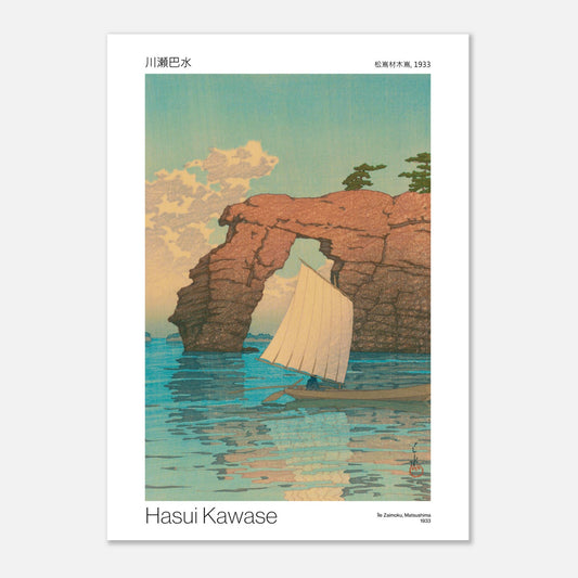Planche ancienne : Île Zaimoku à Matsushima par Hasui Kawase (50x70 cm). Estampe japonaise par Hasui Kawase représentant l'île Zaimoku, Matsushima, avec un bateau à voile passant sous une arche rocheuse.