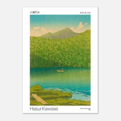 Estampe de Hasui Kawase : Matin au marais Tsuta (21x29,7 cm (A4)). Illustration d'un paysage japonais avec une barque sur un lac entouré de verdure luxuriante et de montagnes en arrière-plan.