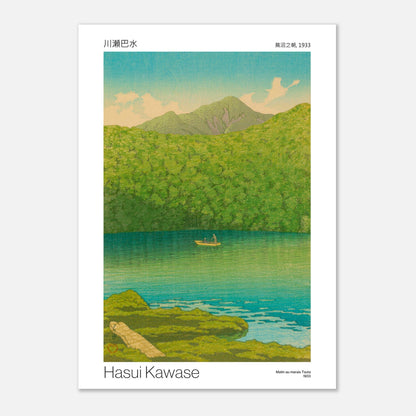 Estampe de Hasui Kawase : Matin au marais Tsuta (29,7x42 cm (A3)). Illustration d'un paysage japonais avec une barque sur un lac entouré de verdure luxuriante et de montagnes en arrière-plan.