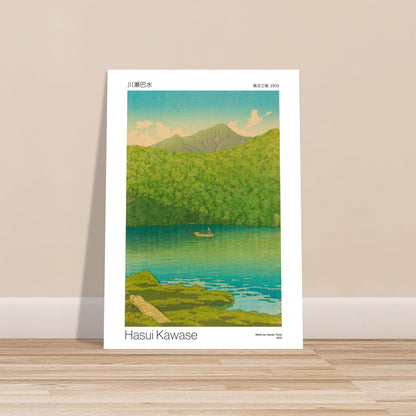 Estampe de Hasui Kawase : Matin au marais Tsuta. Illustration d'un paysage japonais avec une barque sur un lac entouré de verdure luxuriante et de montagnes en arrière-plan. Image d'illustration 8