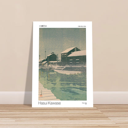 Planche ancienne : Neige à Kiba par Hasui Kawase (1934). Estampe japonaise de 1934 représentant un paysage enneigé avec des maisons traditionnelles bordant un canal, des bateaux amarrés et une ambiance hivernale. Image d'illustration 9