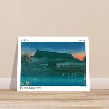 Illustration ancienne : Porte Hirakawa par Hasui Kawase. Vue d'une porte traditionnelle japonaise fortifiée, avec un pont en bois traversant un canal d'eau bleue, des oiseaux en vol et un ciel de crépuscule. Image d'illustration 7