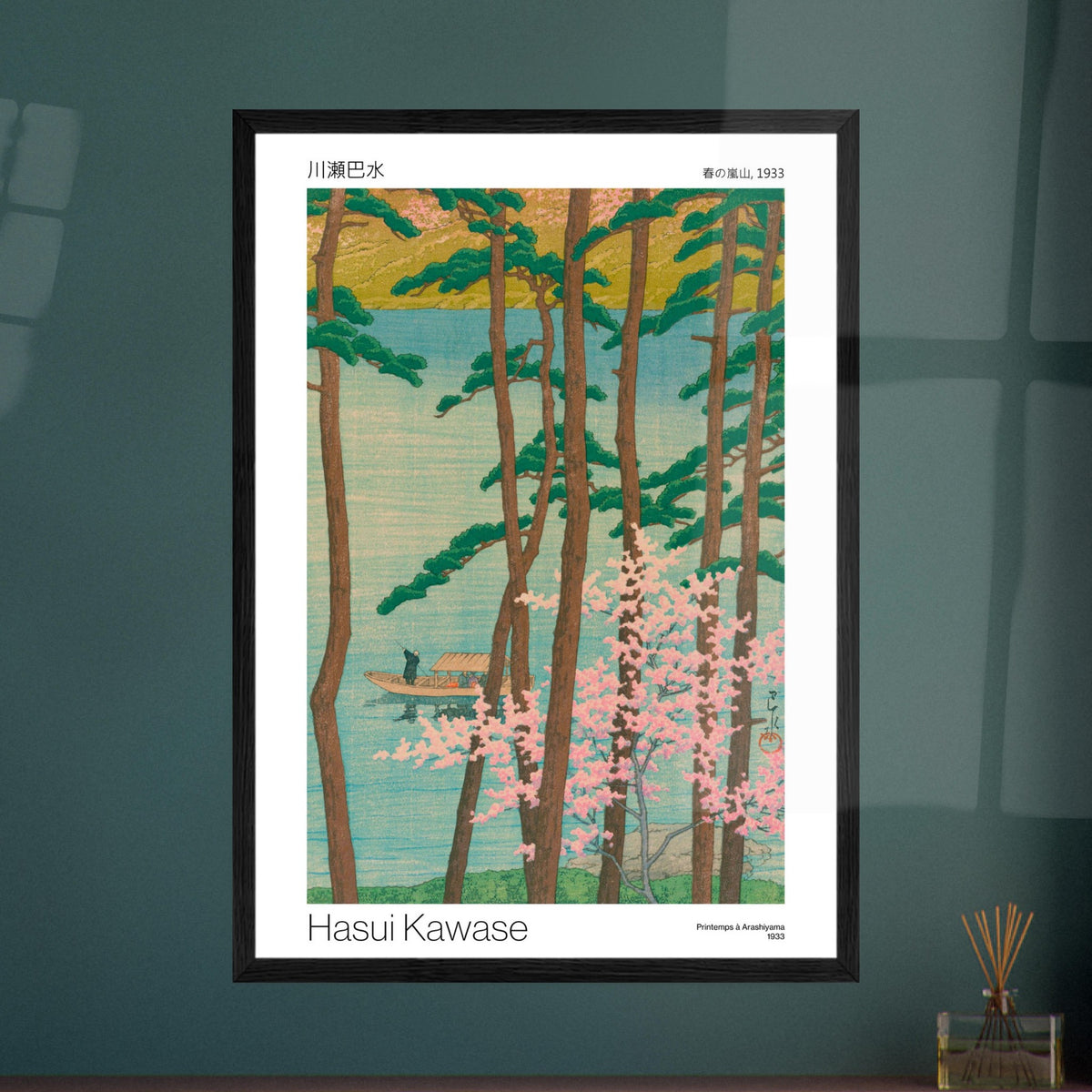 Stampa antica: Primavera ad Arashiyama di Hasui Kawase. Stampa giapponese di Hasui Kawase che raffigura una barca su un lago circondato da pini e ciliegi in fiore.