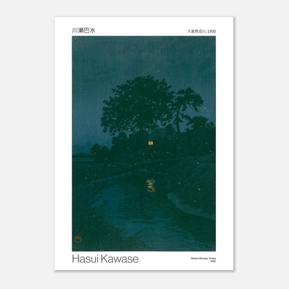 Estampe Shin-hanga de Hasui Kawase : Rivière Minuma, Omiya (29,7x42 cm (A3)). Paysage nocturne d'une rivière bordée d'arbres sombres, avec une maison éclairée au loin et des lucioles scintillantes.