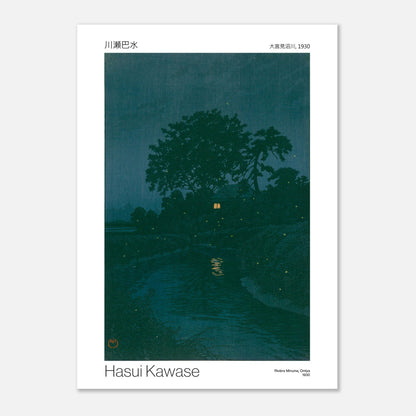 Estampe Shin-hanga de Hasui Kawase : Rivière Minuma, Omiya (50x70 cm). Paysage nocturne d'une rivière bordée d'arbres sombres, avec une maison éclairée au loin et des lucioles scintillantes.