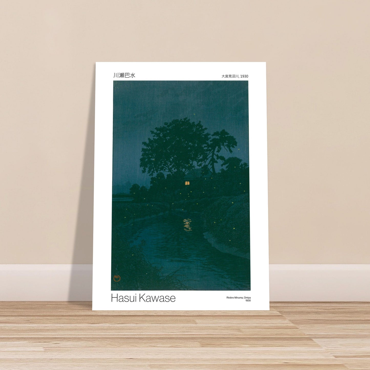 Estampe Shin-hanga de Hasui Kawase : Rivière Minuma, Omiya. Paysage nocturne d'une rivière bordée d'arbres sombres, avec une maison éclairée au loin et des lucioles scintillantes. Image d'illustration 9