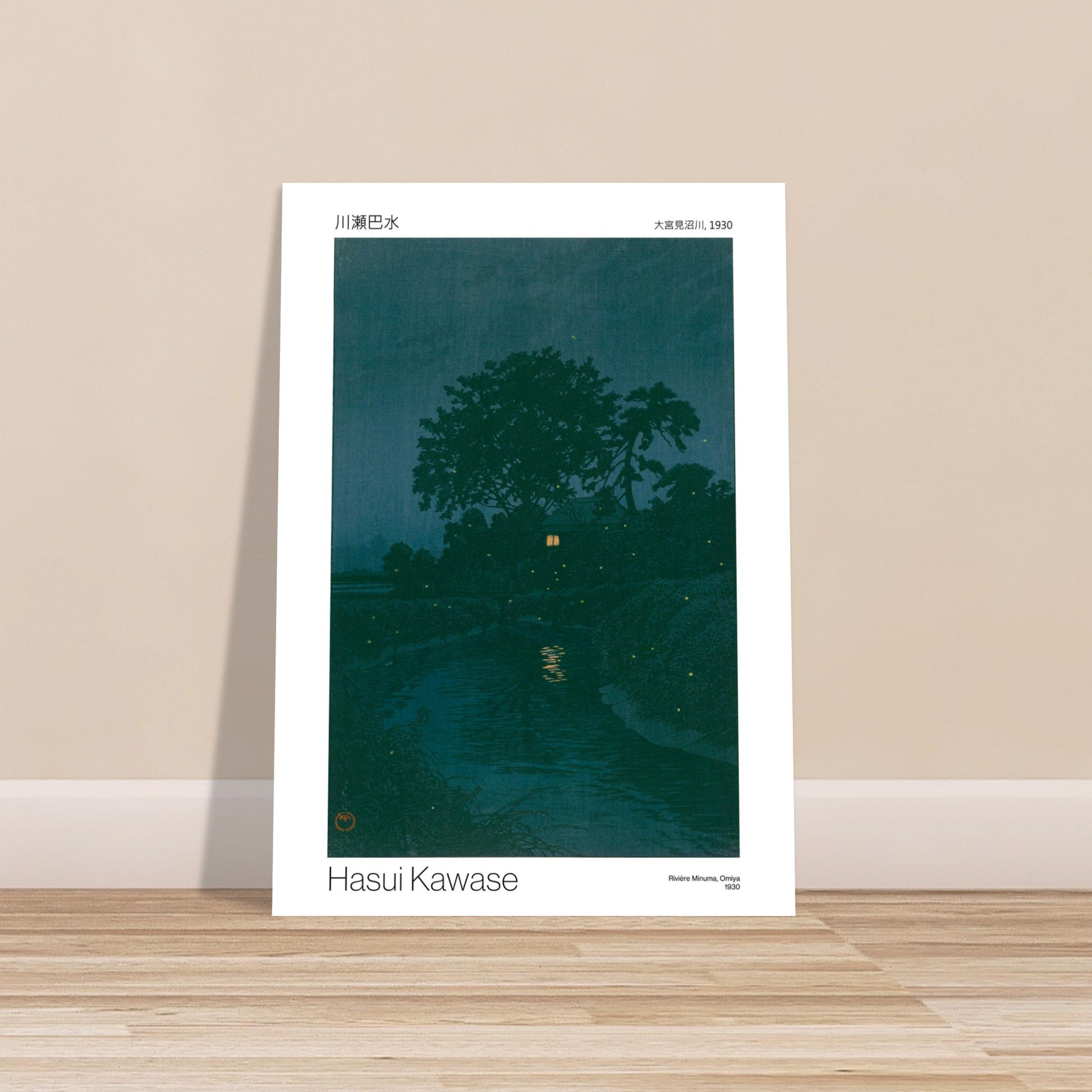 Estampe Shin-hanga de Hasui Kawase : Rivière Minuma, Omiya. Paysage nocturne d'une rivière bordée d'arbres sombres, avec une maison éclairée au loin et des lucioles scintillantes. Image d'illustration 9