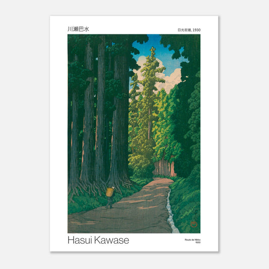 Estampe de Hasui Kawase : Route de Nikko (50x70 cm). Chemin traversant une forêt de grands arbres, éclairé par des rayons de soleil filtrant à travers les feuilles, avec un cours d'eau.