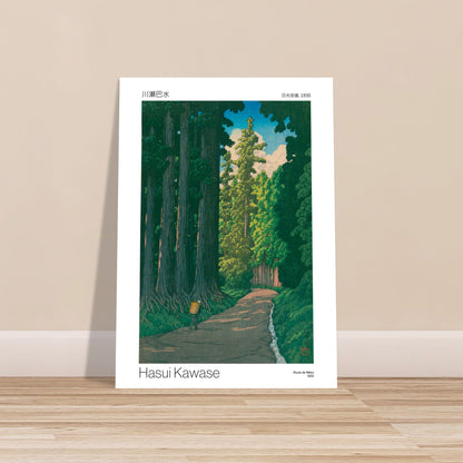 Estampe de Hasui Kawase : Route de Nikko. Chemin traversant une forêt de grands arbres, éclairé par des rayons de soleil filtrant à travers les feuilles, avec un cours d'eau. Image d'illustration 9