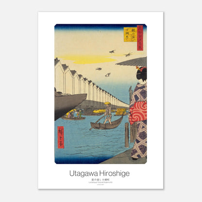 Planche Ukiyo-e La barque Yoroi et Koami-chō - Hiroshige (21x29,7 cm (A4)). Estampe ukiyo-e représentant un paysage fluvial avec des maisons blanches alignées, une geisha tenant un parapluie, et des bateaux.