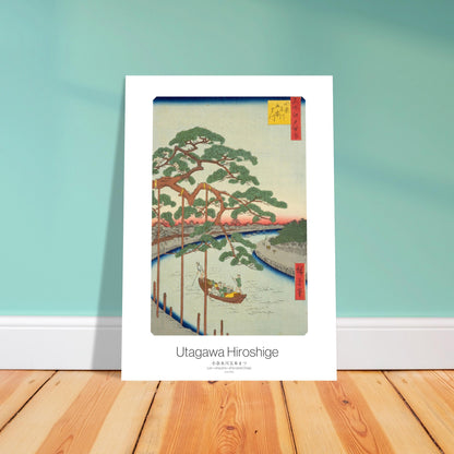 Estampe ancienne : Les cinq pins et le canal Onagi par Hiroshige. Estampe ukiyo-e de Hiroshige représentant un canal bordé de maisons, avec de grands pins surplombant la scène et une rivière où naviguent des bateaux. Image d'illustration 4