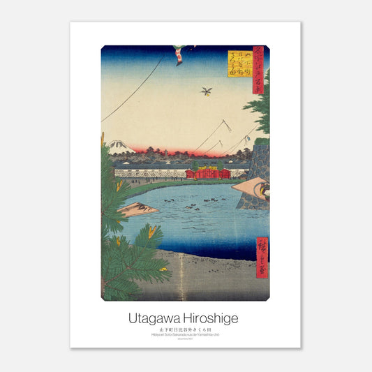 Estampe ancienne : Hibiya et Soto-Sakurada par Hiroshige (29,7x42 cm (A3)). Gravure ukiyo-e de Hiroshige montrant une vue d'Hibiya et Soto-Sakurada depuis Yamashita-chō, avec un plan d'eau, des bâtiments, un cerf-volant et le mont Fuji.