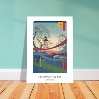 Planche ukiyo-e Manège de Hatsune à Bakuro-chō — Utagawa Hiroshige. Estampe ukiyo-e de Hiroshige représentant le manège de Hatsune à Bakuro-chō, avec des arbres, des rubans colorés tendus, une tour de guet et des bâtiments, sous un ciel au crépuscule. Image d'illustration 4