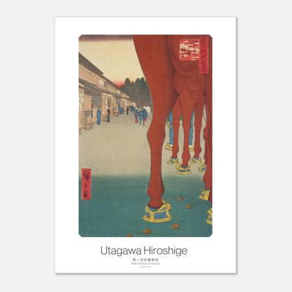 Planche Ukiyo-e Naitō Shinjuku à Yotsuya - Utagawa Hiroshige (21x29,7 cm (A4)). Estampe ukiyo-e représentant Naitō Shinjuku à Yotsuya, avec des écuries et des chevaux aux sabots décorés, et des passants.
