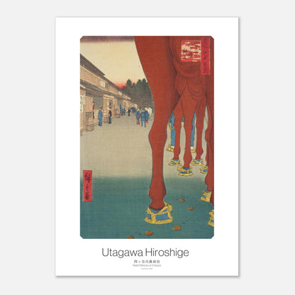 Planche Ukiyo-e Naitō Shinjuku à Yotsuya - Utagawa Hiroshige (29,7x42 cm (A3)). Estampe ukiyo-e représentant Naitō Shinjuku à Yotsuya, avec des écuries et des chevaux aux sabots décorés, et des passants.