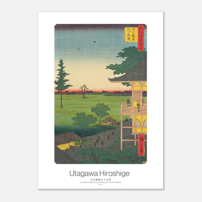 Planche ukiyo-e Le pavillon Sazai-dō - Utagawa Hiroshige (21x29,7 cm (A4)). Estampe japonaise représentant le pavillon Sazai-do avec une structure à plusieurs niveaux surplombant un paysage de champs verdoyants au coucher du soleil.