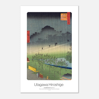 Estampe ukiyo-e Pluie dans le jardin de Paulownia à Akasaka — Hiroshige (30x45 cm). Estampe ukiyo-e par Utagawa Hiroshige représentant la pluie dans le jardin de Paulownia à Akasaka, avec des silhouettes de personnes sous des parapluies, des arbres et des bâtiments dans une atmosphère pluvieuse.