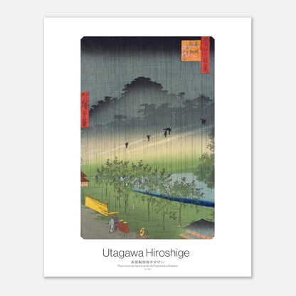 Estampe ukiyo-e Pluie dans le jardin de Paulownia à Akasaka — Hiroshige (40x50 cm). Estampe ukiyo-e par Utagawa Hiroshige représentant la pluie dans le jardin de Paulownia à Akasaka, avec des silhouettes de personnes sous des parapluies, des arbres et des bâtiments dans une atmosphère pluvieuse.