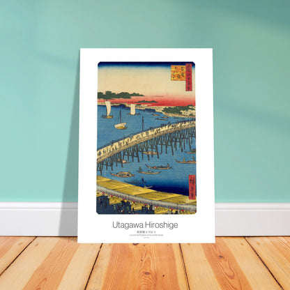 Planche ancienne : Le pont de Ryōgoku et la grande berge, Hiroshige. Une estampe ukiyo-e de Hiroshige représentant le pont de Ryōgoku et la grande berge, avec de nombreux bateaux sur la rivière et des personnes traversant le pont. Image d'illustration 4