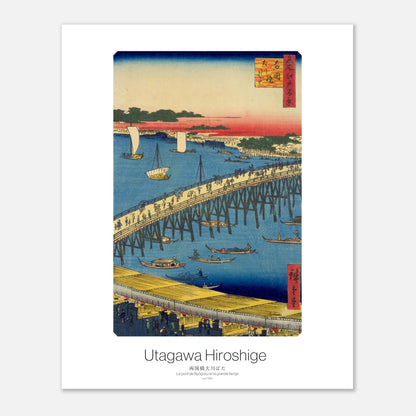 Planche ancienne : Le pont de Ryōgoku et la grande berge, Hiroshige (40x50 cm). Une estampe ukiyo-e de Hiroshige représentant le pont de Ryōgoku et la grande berge, avec de nombreux bateaux sur la rivière et des personnes traversant le pont.